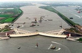 سازه های غول پیکر فولادی مانع تخریب سیلابها در هلند  Maeslankering steel dam